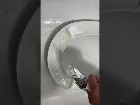 Vergilbte Klobrille mit Hausmittel putzen. Der geniale Putzhack.