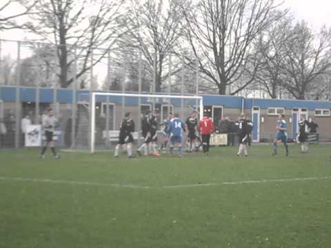 Michel de Groote kopt de 2-2 binnen voor SSV'65 tegen Duiveland
