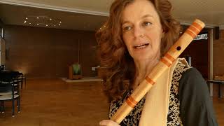 III. Stephanie Bosch erklärt die Bansuri-Flöte.
