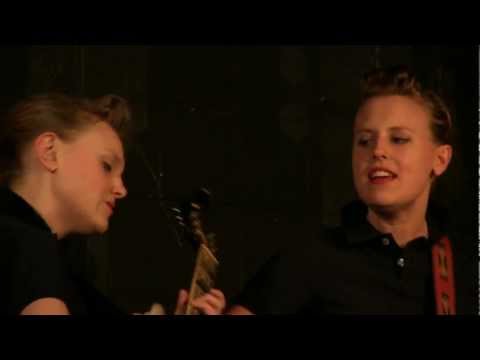 The Chapin Sisters - Cathy's Clown - Live at McCabe's