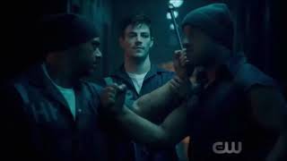 The Flash 4x11 : Barry fight the prisoners
