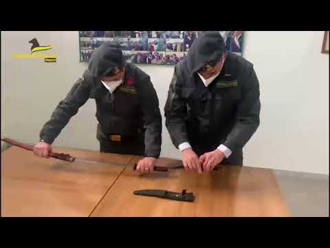 Va in giro per piazza Plebiscito con una katana giapponese, denunciato 21enne