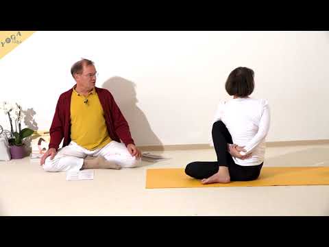 Drehsitz mit Händen um die Handgelenke - Yoga Asana Lexikon