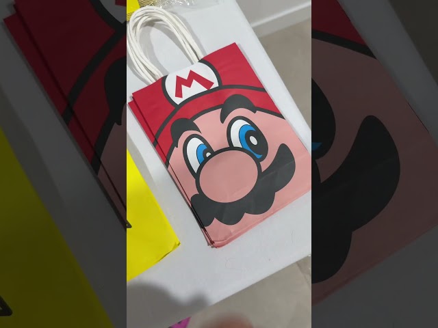 Vídeo relacionado con Mario Party Traje de Fontanería Retro Clásico Billetera/Cartera Bi-Fold ID & Tarjetero, Rojo