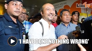 Download lagu All smiles from Mukhriz on arrival at  Subang airport mp3