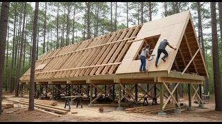 這對夫婦正在樹林裡自始至終建造一座壯觀的 A 形小屋!