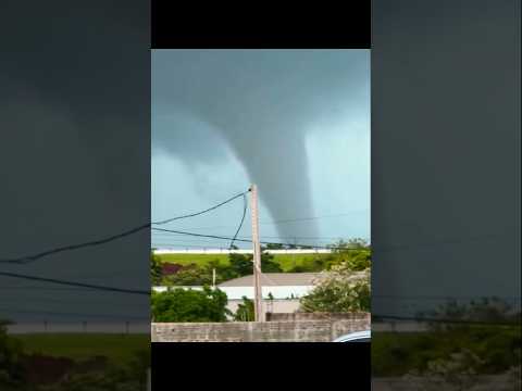 Um tornado interior de Santa Rosa del Monday, Alto Paraná, Paraguai 21/12/25  #paraguay #tornado