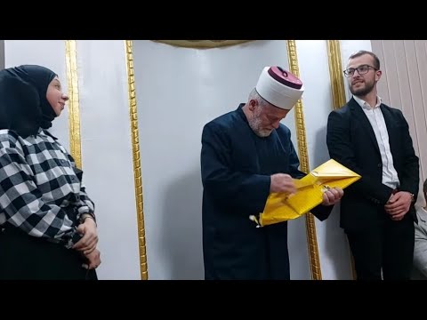 Imam plačući pao na sedždu, nakon što je dobio poklon umru
