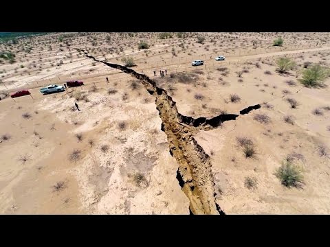 Viendo gracias a un drone una grieta que ha aparecido en el desierto hqdefault - Viendo gracias a un drone una grieta que ha aparecido en el desierto