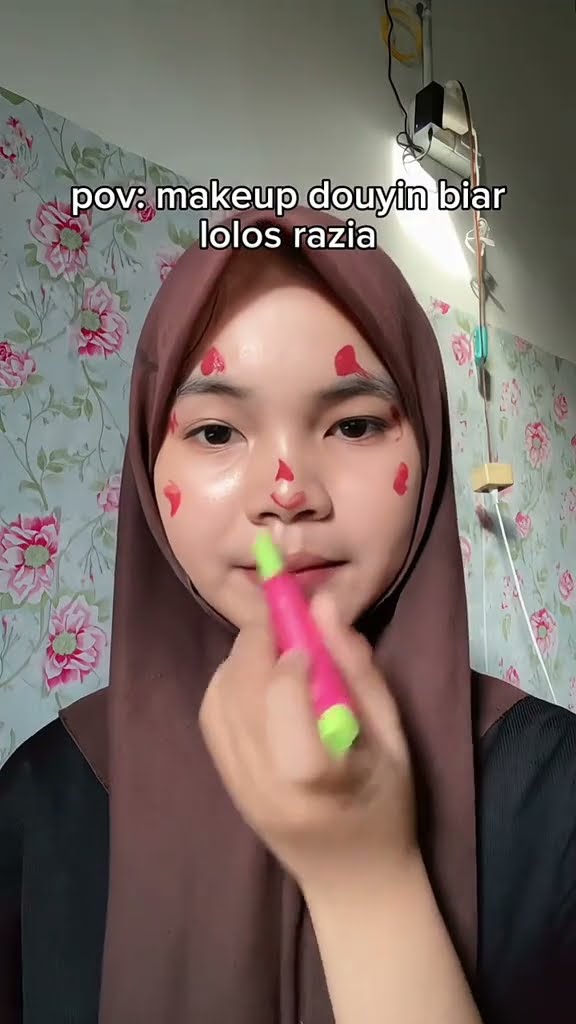 Ingin makeup yang tahan lama dan anti razia? Coba serum wajah alami ini, dijamin bikin look kamu flawless! ✨💄