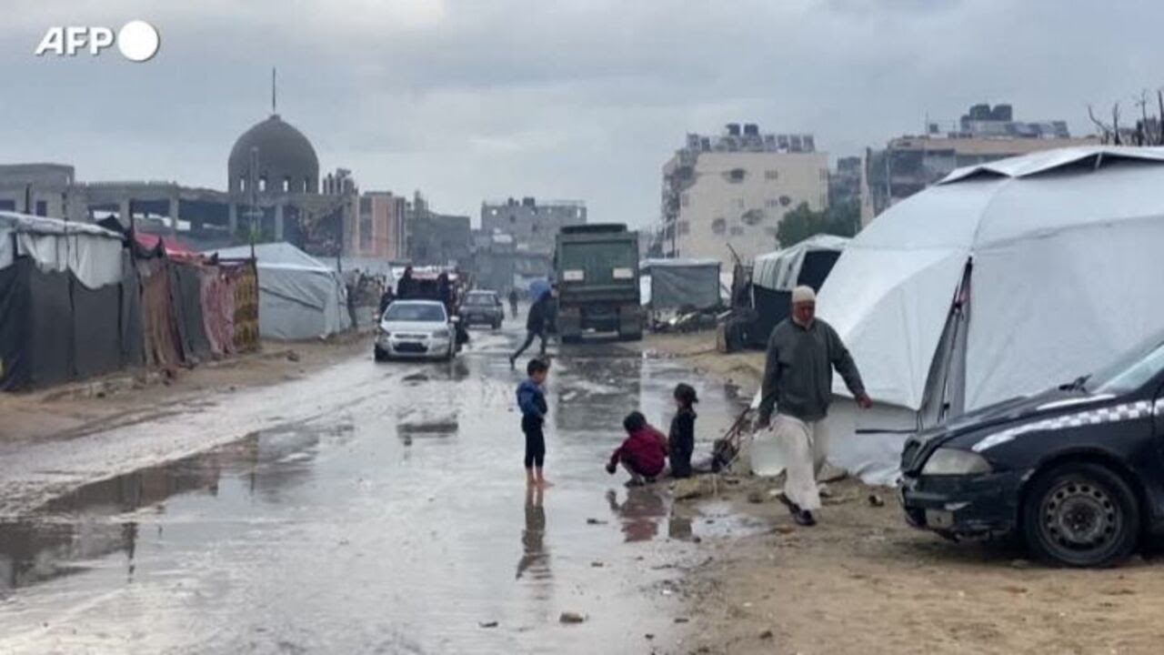 Gaza sommersa dalla pioggia, allagate le tende dei campi profughi