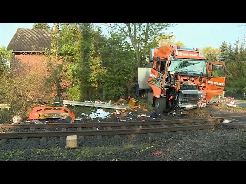 شاهد شاحنة تصطدم بقطار في ألمانيا والسائق ينجو بالقفز من المقصورة…