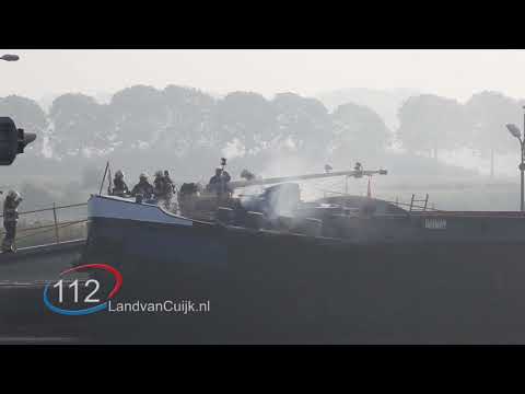 Brand vrachtschip bij de sluis in Sambeek