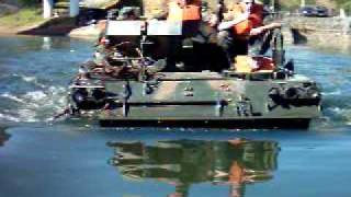 preview picture of video 'Exército Brasileiro - M113 amphibious floating in Capivari dam, panzer apc'