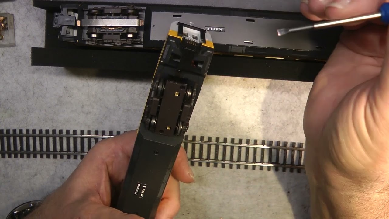 Wolfgangs Märklin Modellbahn Trix ET 403 Lufthansa  bekommt Schleifer,