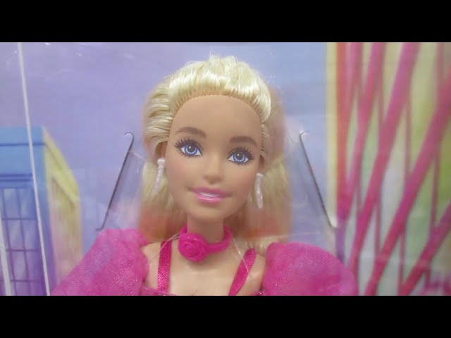 Vídeo relacionado con Barbie Deluxe Style Muñeca n. 5 con conjunto rosa metalizado, pelo rubio, top estilo corsé brillante y pantalones también brillantes con accesorios como un collar de rosas y un bolso, JFP40