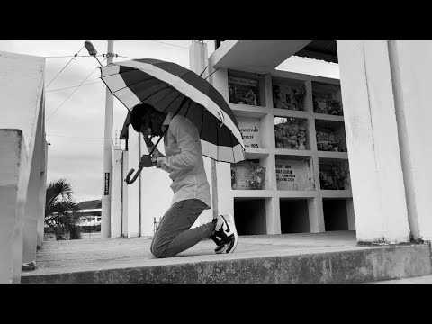 La figura Martínez -  Madre solo hay una (Official Video)