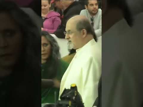 El escritor Rushdie declara en el juicio contra su atacante: "Pensé que me estaba golpeando, pero eran puñaladas"