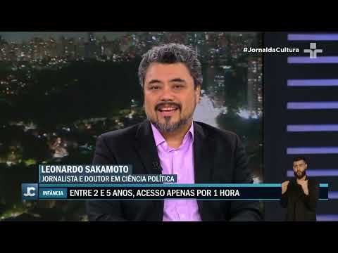 Pondé and Sakamoto discuss parental responsibility and the use of cell phones in schools.