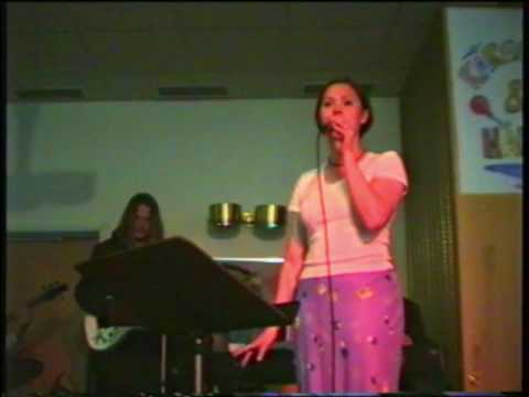 Emma Nilsdotter sjunger Head over feet.mp4