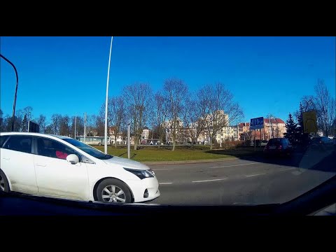 O krok od tragedii - Debil na czerwonym świetle