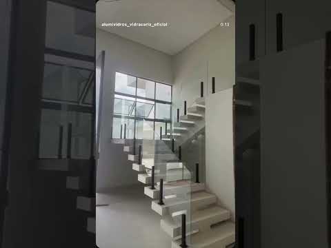 Instalação finalizada com sucesso ✅ guarda corpo em escada,vidros incolor temperado.