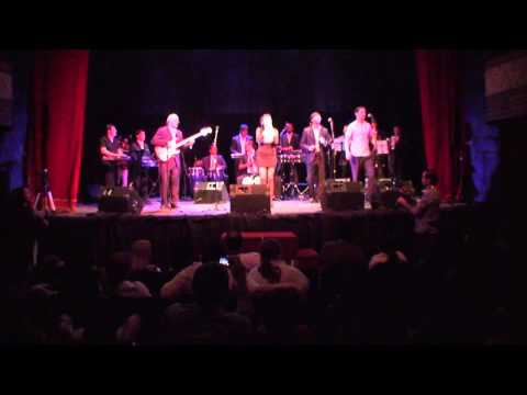 ANTILLANO -HUELE A PELIGRO.mp4