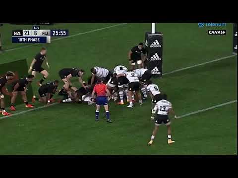 Aaron Smith retourne le Briviste Mesake Doge