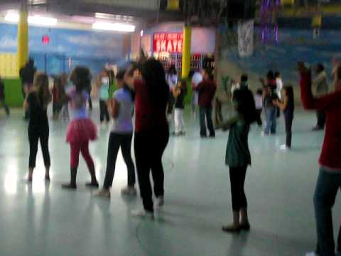bailando cha-cha slide in skateland