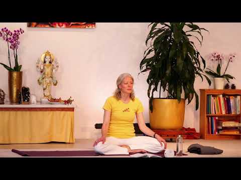 Englische Yogastunde - Yoga Vidya Mittelstufe Live - 16:30 Uhr 10.10.2021