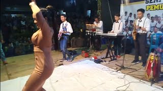 Download lagu Sintya riske goyang hot.. 'ambilkan gelas'..kimochi the band ..lihat detik 55 mp3