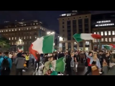 La Scozia fa festa per l'Italia campione e abbandona l'Inghilterra La Scozia fa festa per l'Italia campione e abbandona l'Inghilterra
