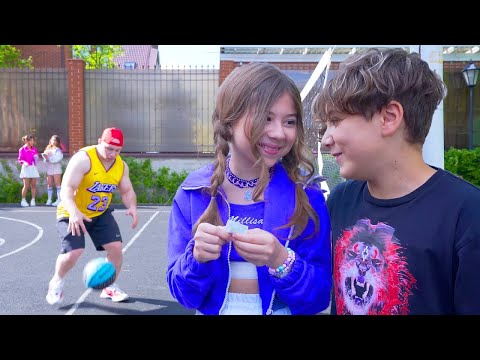 Neue Tennisspieler lernen das Laura-Spiel KiKiDo Campus