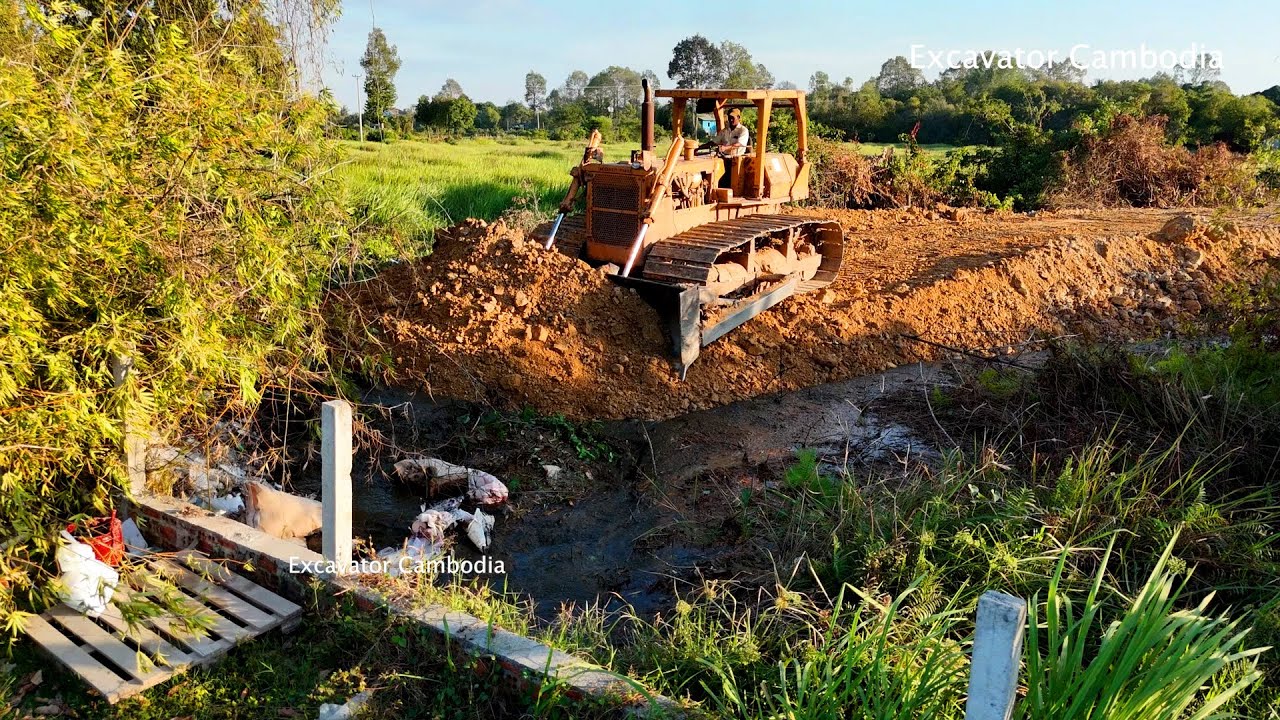 Heavy Komatsu Old Model Bulldozer Use Power Breakdown Tree And Make New Road 40 Meter