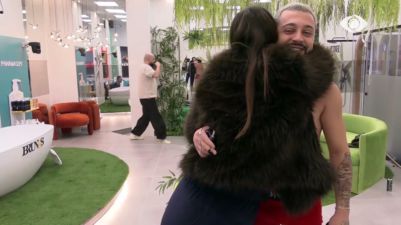 Loredana përqafohet me Gjestin, shkëmbejnë batuta me njeri-tjetrin