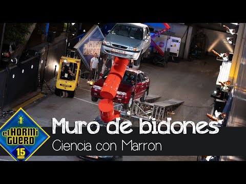 Walter atraviesa un muro de bidones con un coche - El Hormiguero