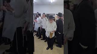 האדמו"ר אמשנובר במאפיית המצה ניסאן 5786