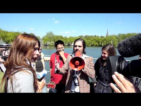 Homens da Luta - Random Asian guy joins in their joyful fight!!