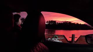 Download lagu Suasana matahari terbenam yang memukau dari feri di Igan, Sarawak mp3