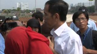 preview picture of video '12 Agsts 2013 Gub Bpk. Jokowi meninjau pasar Tanah Abang dan Waduk Pluit'