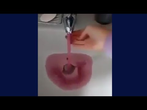 イタリアの幸運な村の住民のために蛇口からワインが注がれる (Wine pours out of taps for lucky village residents in Italy)