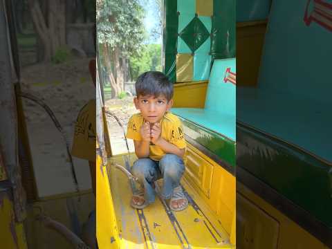 Essa rickshaw 🛺 main ku bheth geya #ytshorts #funny