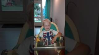 Levi zingt; ze kunnen zeggen wat ze willen maar de olifant...