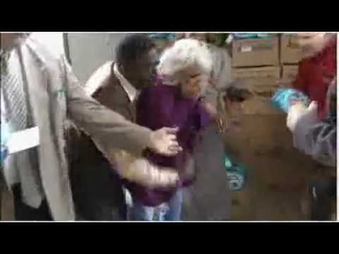 Paula Dean Accidentally Hit in the Face with a Ham!