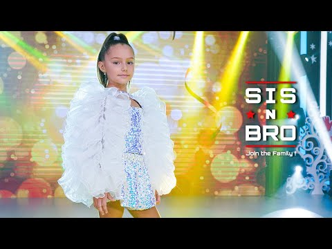 Andreea Frunze (SISNBRO) - Vine Anul Nou (Santa Claus is coming to town)