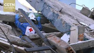 Residentes y voluntarios se unen a los equipos de rescate para ayudar a las personas atrapadas