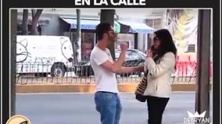 Besando a mujeres maduras en la calle 