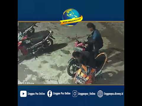 Aksi Pencurian 2 Motor Saat Salat Subuh di Masjid Terawas