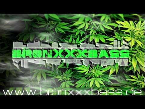 MiCKNASS - Die Finger kleben