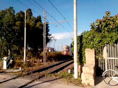 Minuetto treno in transito sul passaggio a livello